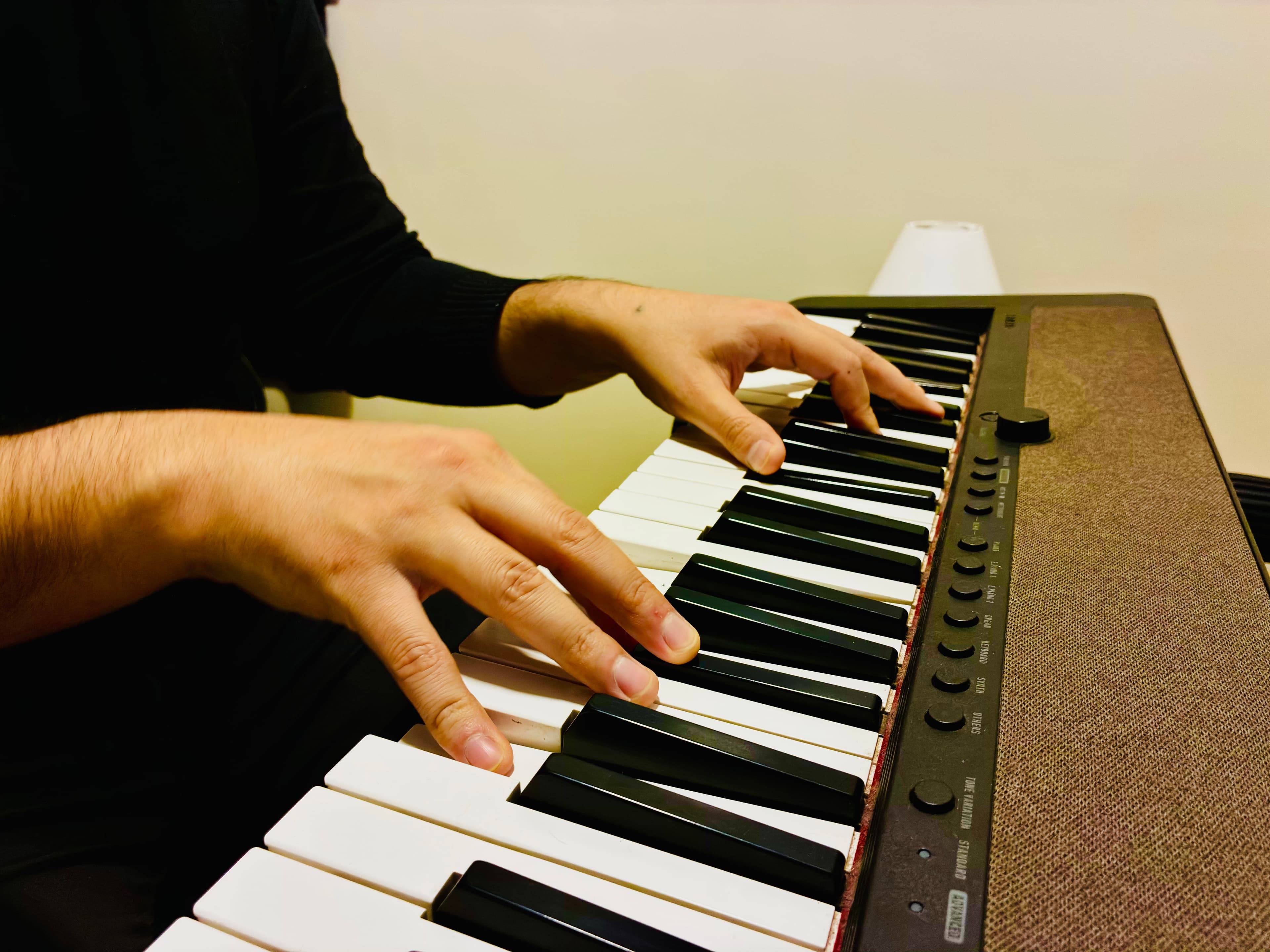 Claudio Garrido enseñando piano